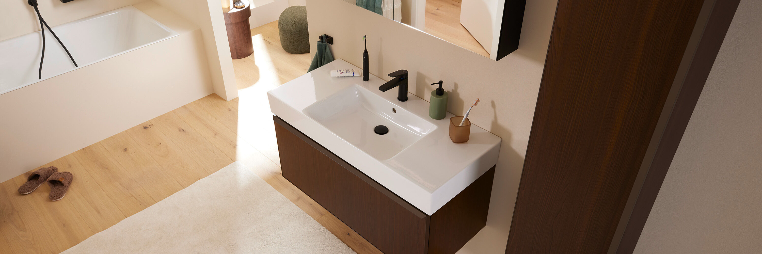 Lavabo mit dunklen Eiche Badm&ouml;beln