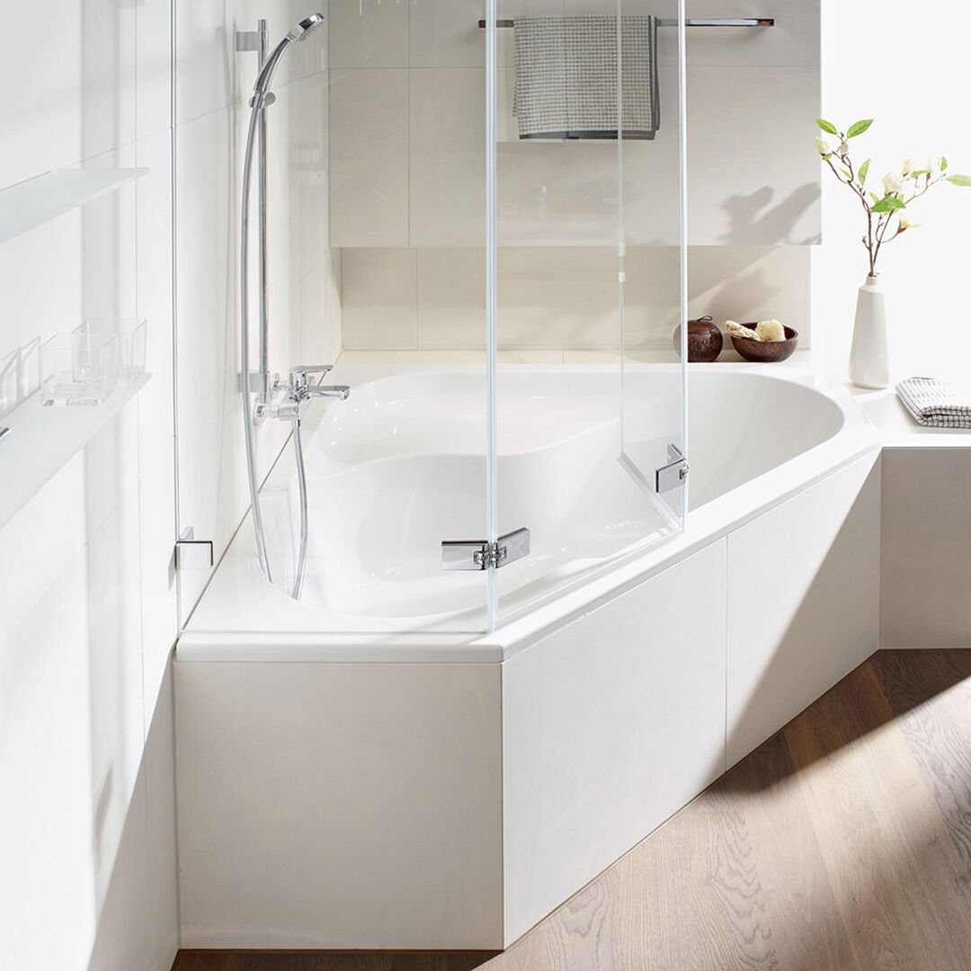 grosse eckbadewanne mit duschwand