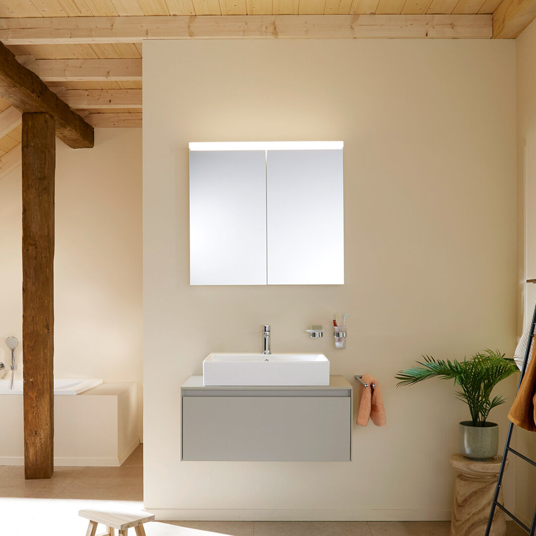 spiegelschrank mit led leuchte oben und darunter graues waschtischm&ouml;bel und eckiges lavabo