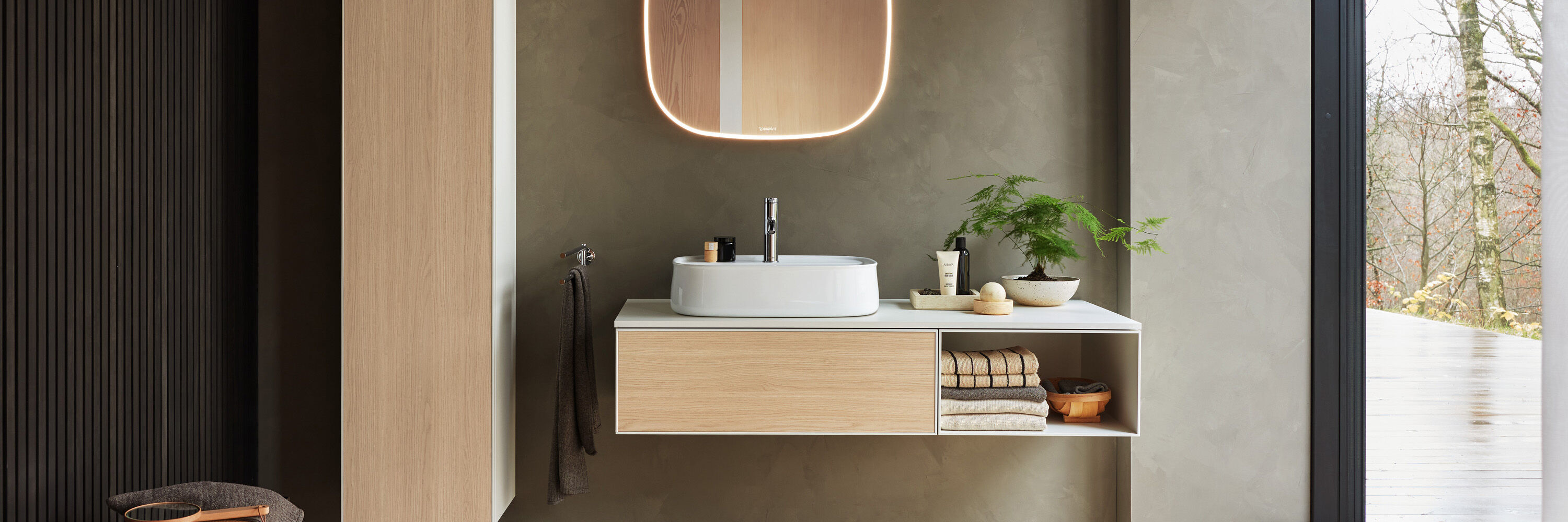 graues badezimmer mit holzm&ouml;beln duravit