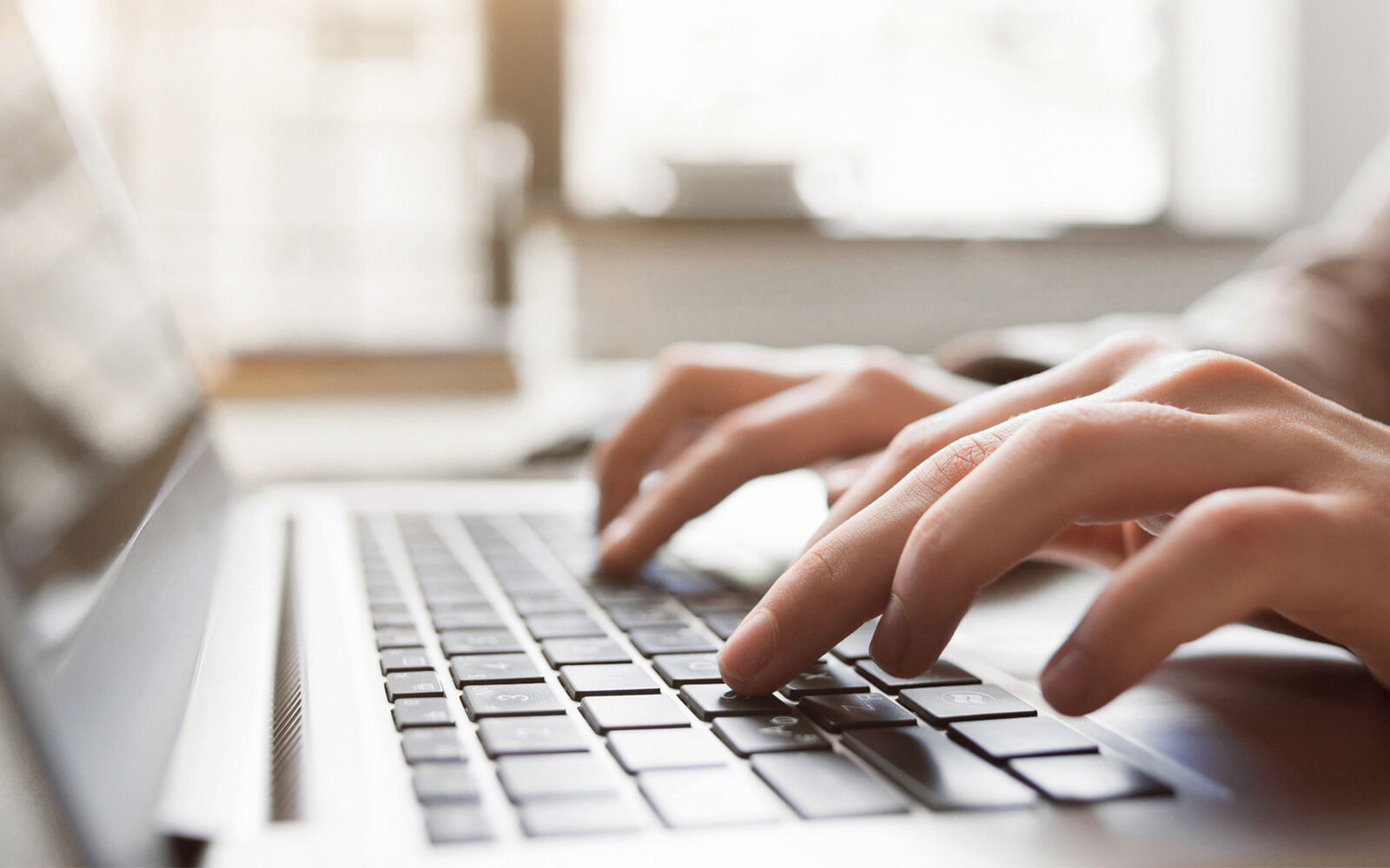 Mains tapant sur un ordinateur portable
