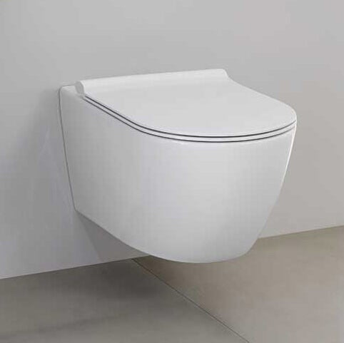 moderne toilette mit schmalem sitz weisse wand und graue kacheln