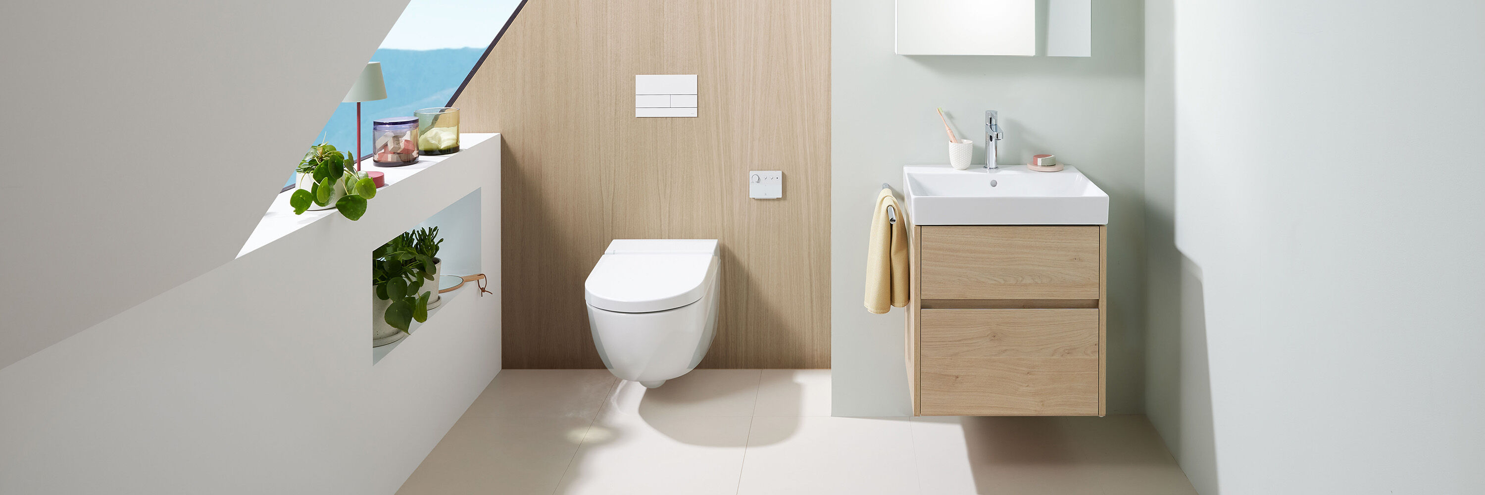 salle de bain moderne avec wc et meubles de salle de bain en bois et lavabo carr&eacute;