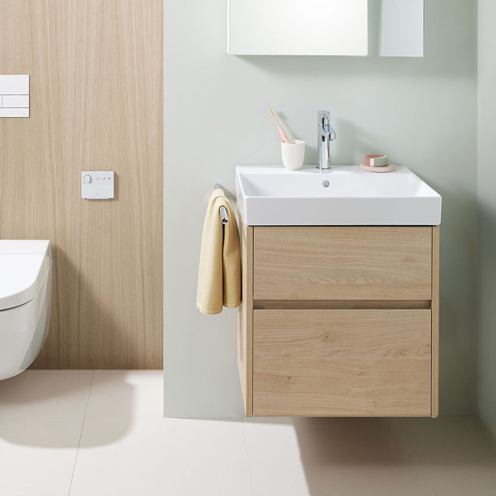 Alles für Ihr Bad und Ihre Küche modernes badezimmer mit wc und holz-badmöbeln und eckigem waschtisch
