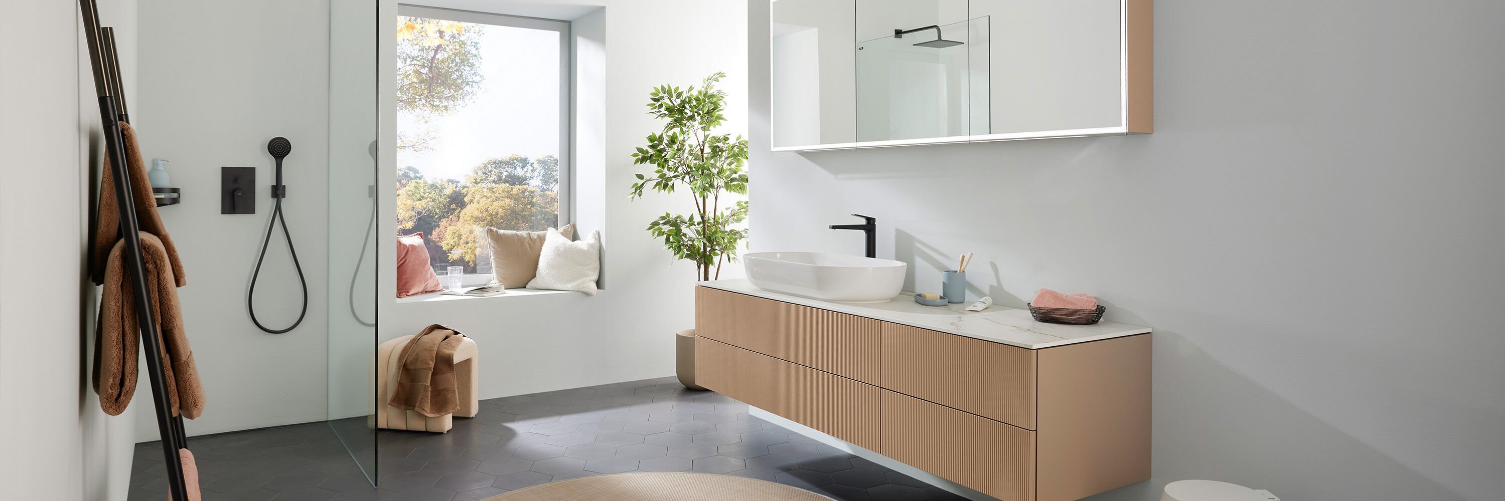 modernes badezimmer mit wc und holz-badm&ouml;beln und eckigem waschtisch