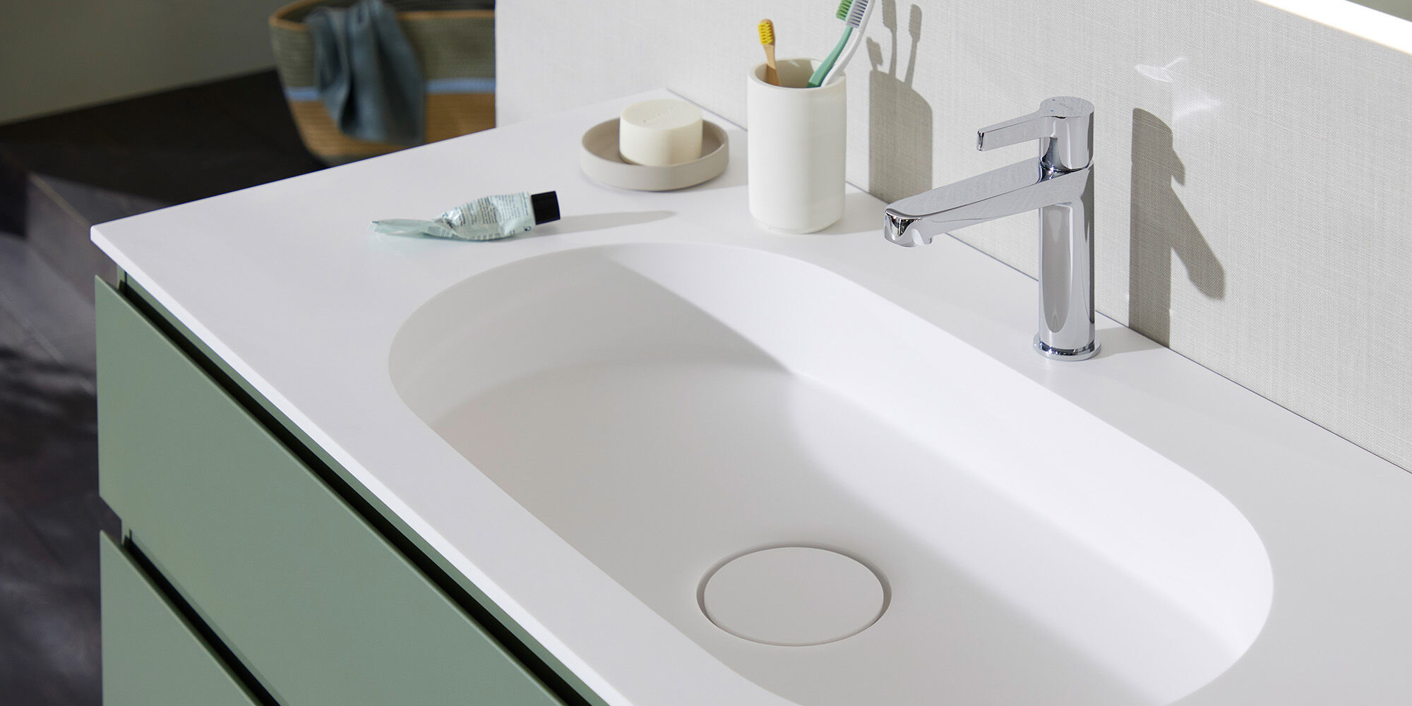 weisses lavabo gr&uuml;nes waschtischm&ouml;bel chrom armatur