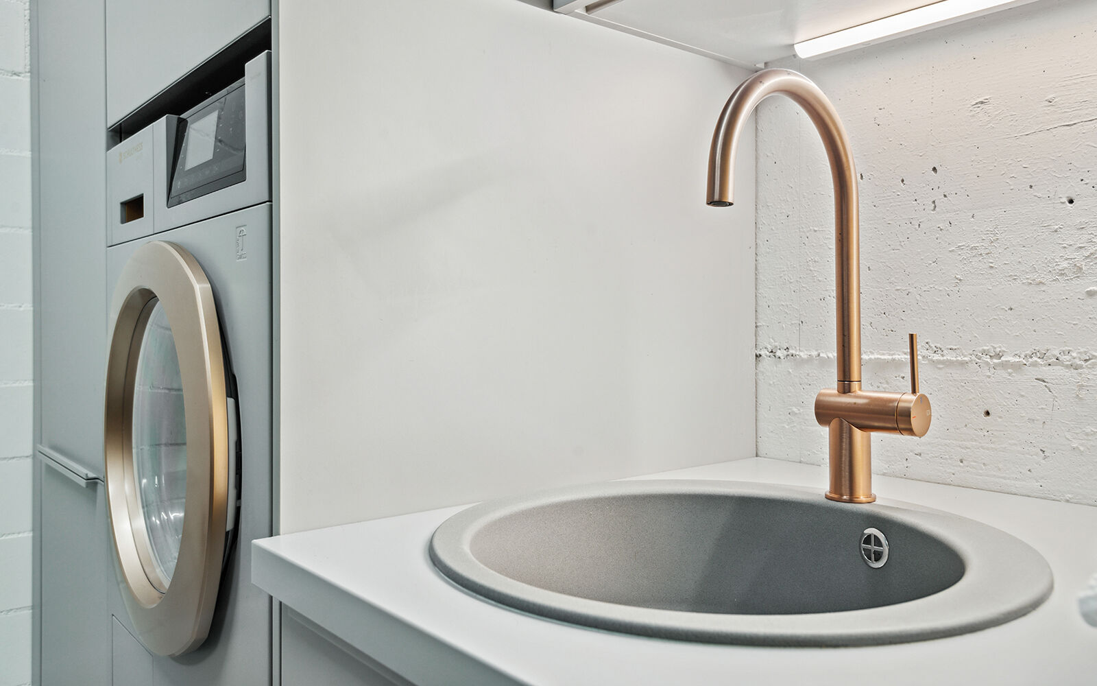 Waschplatz mit goldener Armatur