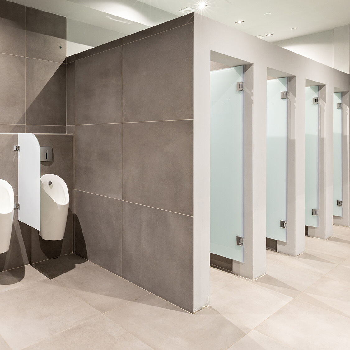 Alles für den öffentlichen Bereich öffentliche toilette mit pissoirs und grauen wänden