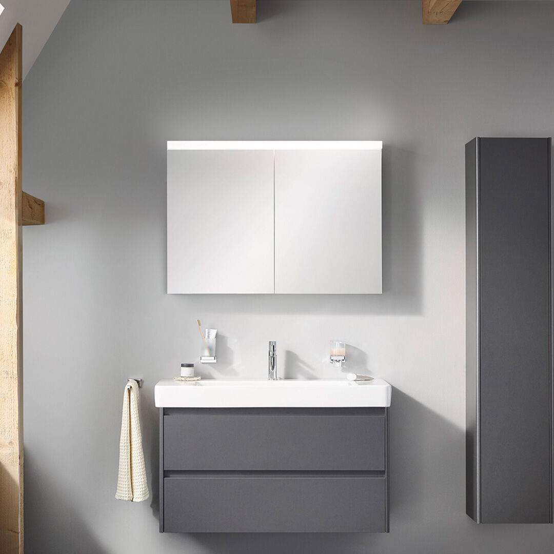 spiegelschrank doppelt&uuml;re und beleuchtung oben &uuml;ber grauem waschtischm&ouml;bel