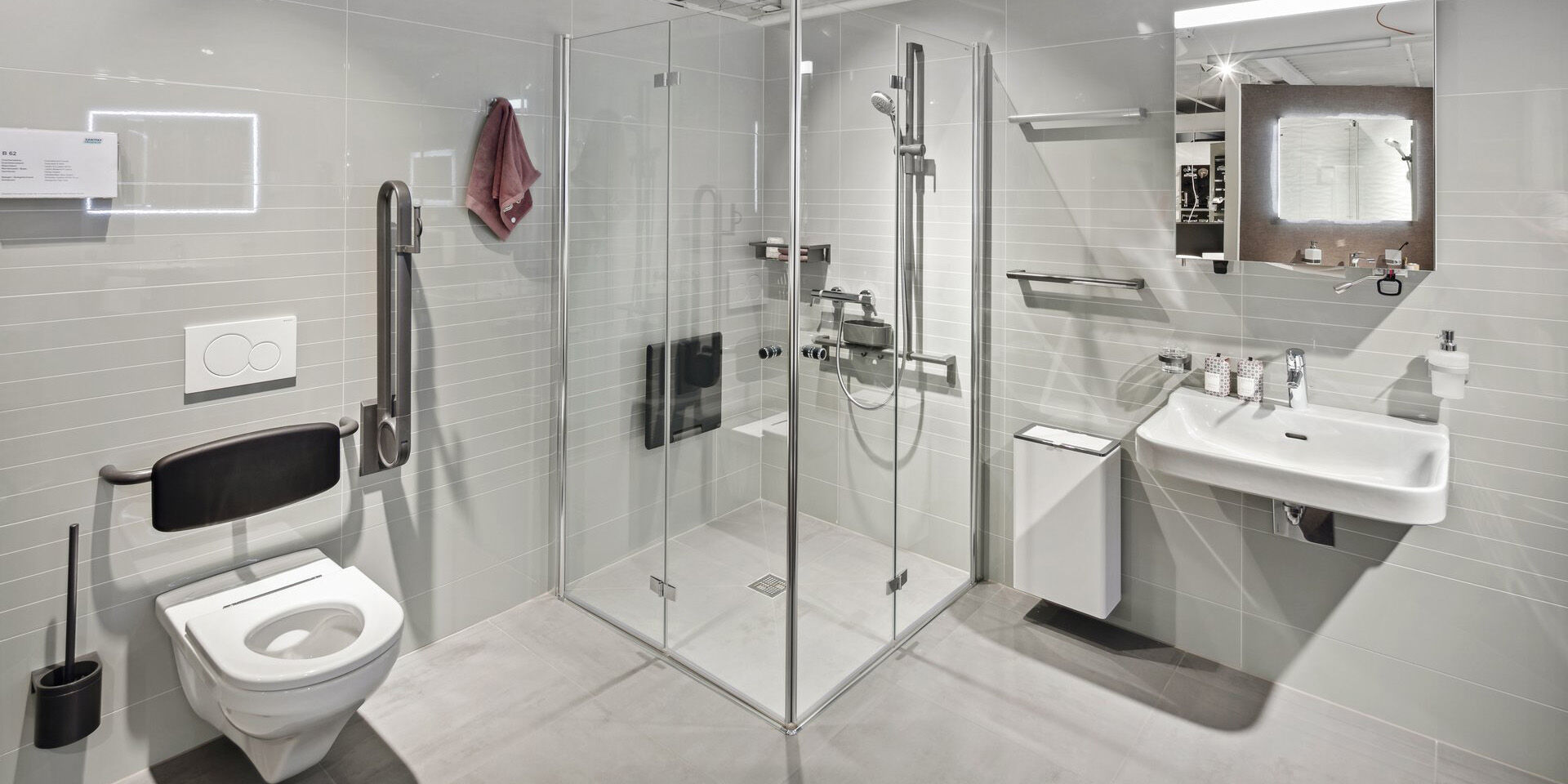 Modernes badezimmer mit haltegriffen und duschsitz