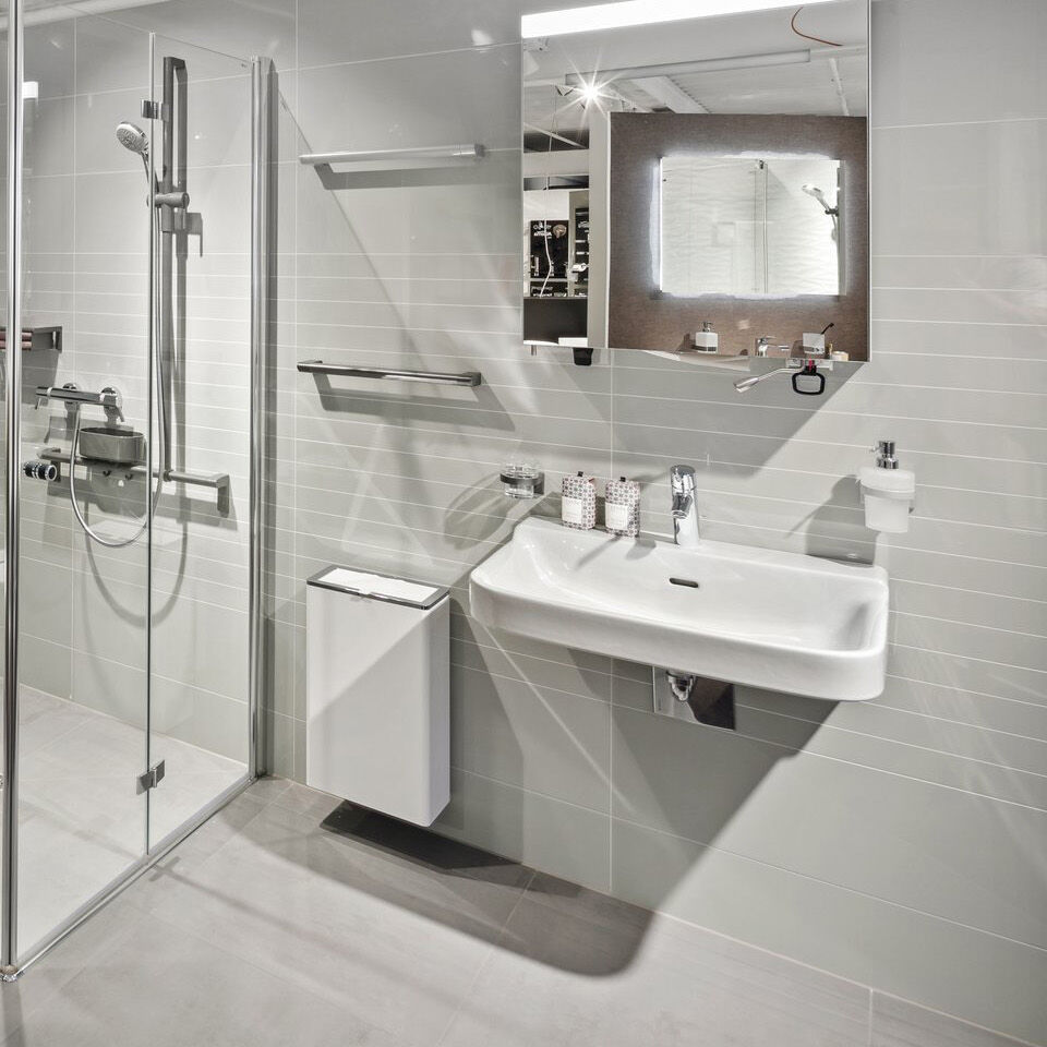 Barrierefreies bad Modernes badezimmer mit haltegriffen und duschsitz