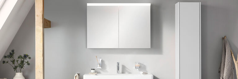 bad spiegelschrank in grauem modernem bad