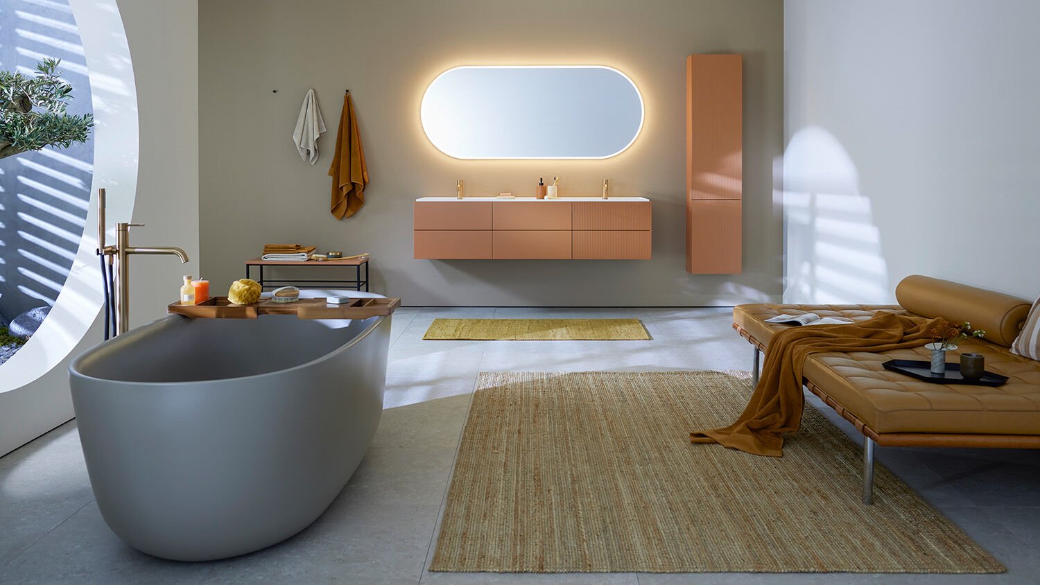 graue freistehende badewanne und terracotta badmöbel