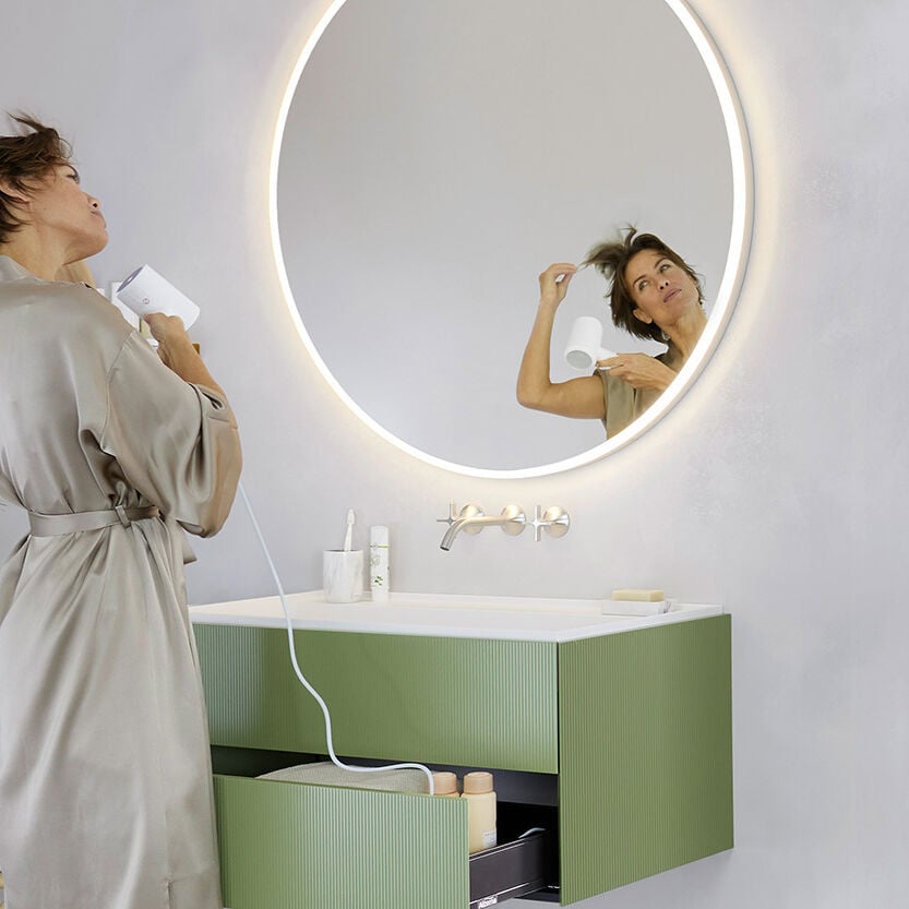 Alterna von Sanitas Troesch modernes grau grünes badezimmer runder spiegel