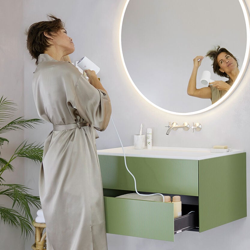 Alterna di Sanitas Troesch specchio rotondo per bagno moderno grigio verde