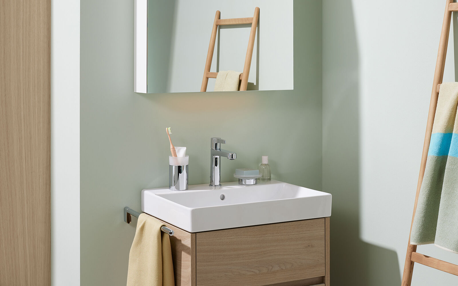 Wasserhahn auf Waschtisch mit Zahnb&uuml;rste und Seifenhalter