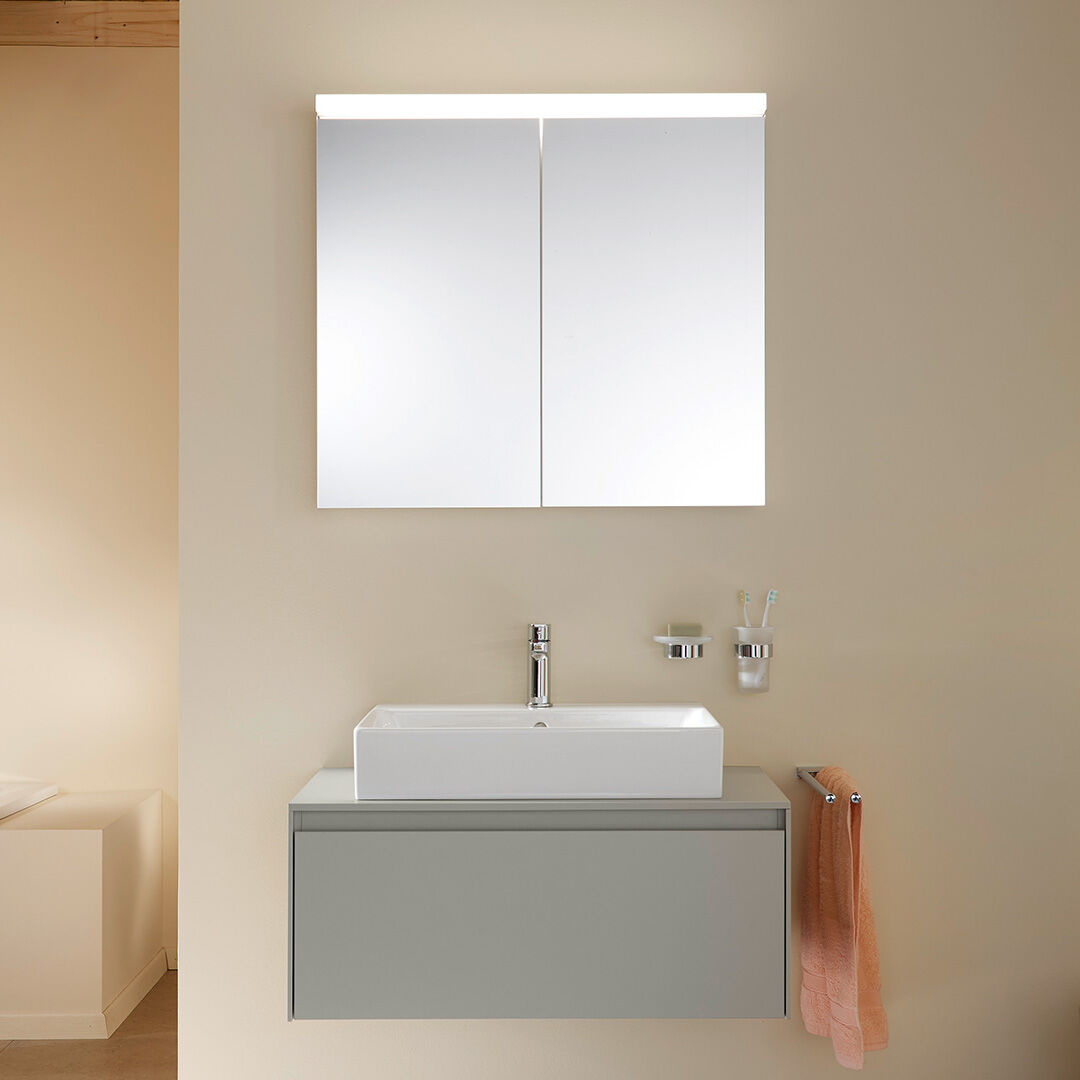 spiegelschrank mit lich &uuml;ber lavabo und grauem unterschrank