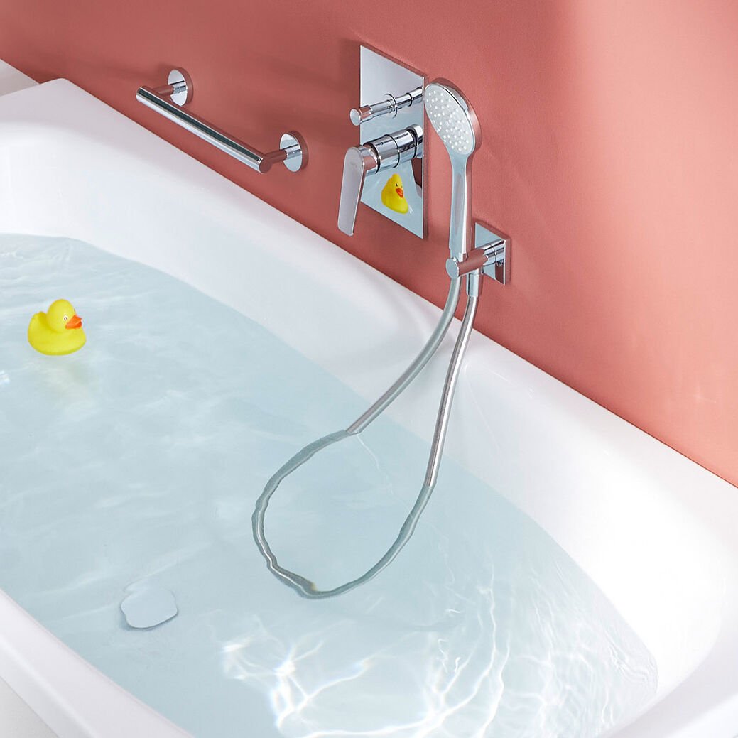 Top 5 des conseils pour économiser l'eau dans la salle de bains eckige badewanne mit wasser gefüllt. armatur und haltegriffe seitlich aus chromstahl