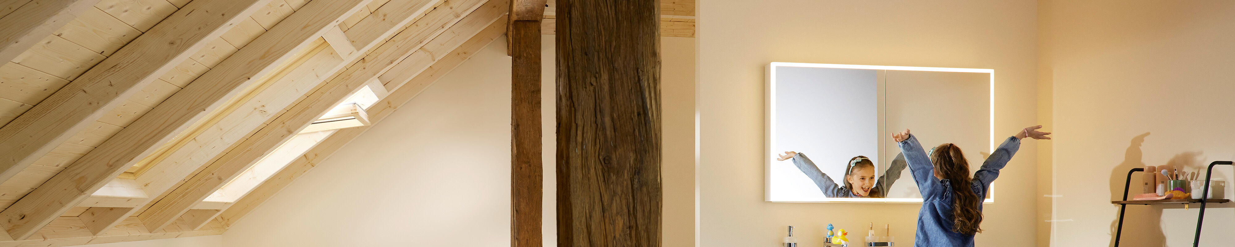 m&auml;dchen steht vor alterna quattro luci led spiegelschrank