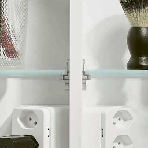 glastablar tr&auml;ger und steckdose spiegelschrank