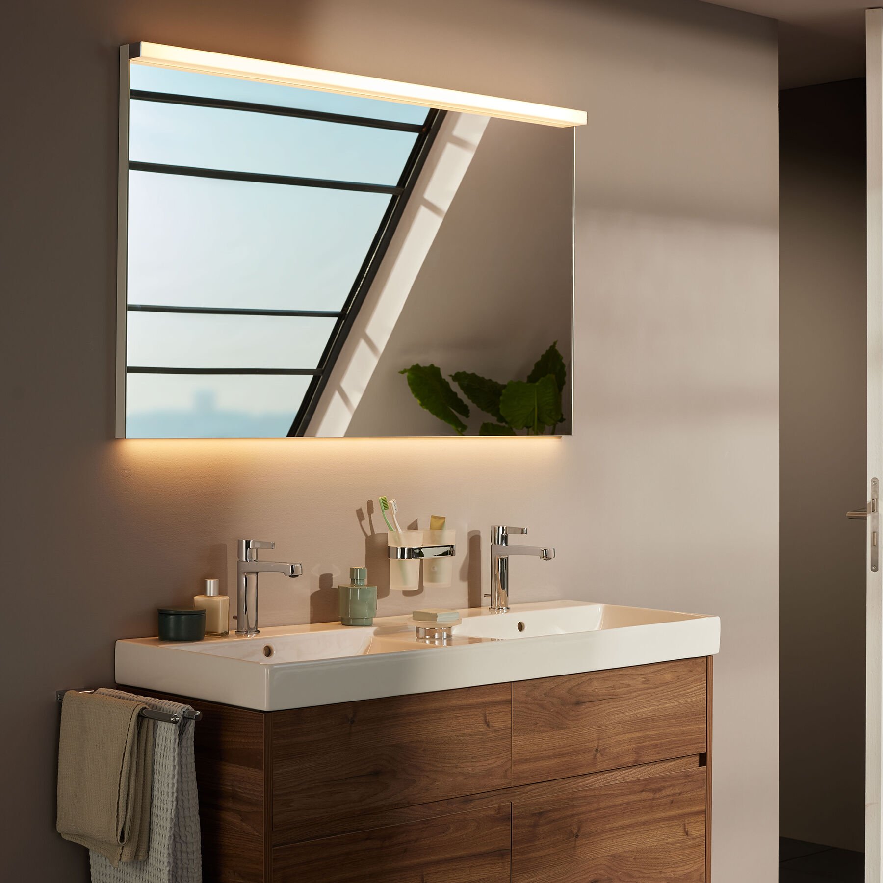 lichtspiegel seitlich &uuml;ber doppellavabo mit holzunterschrank