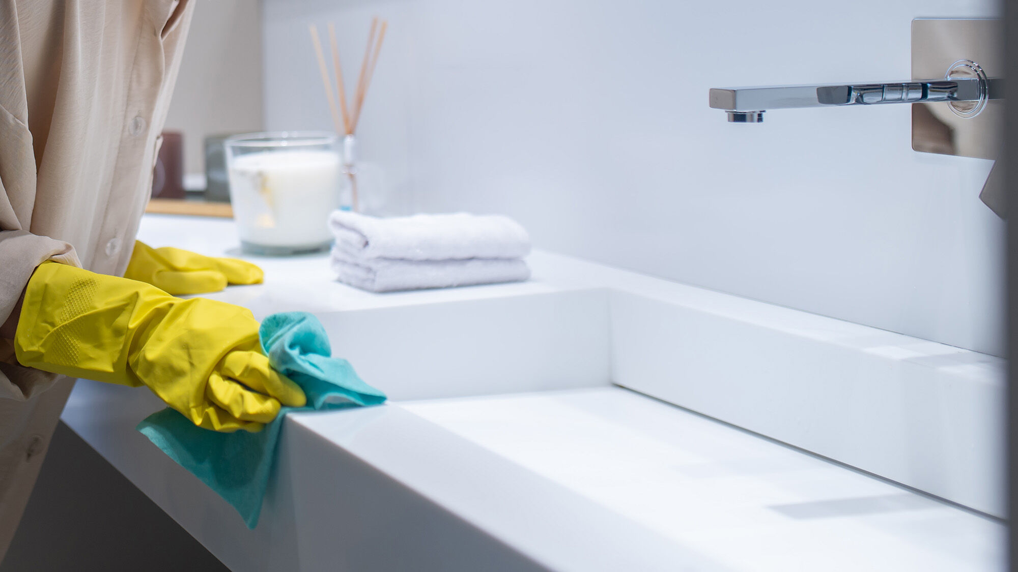 gelbe gummihandschuhe putzen weisses waschbecken