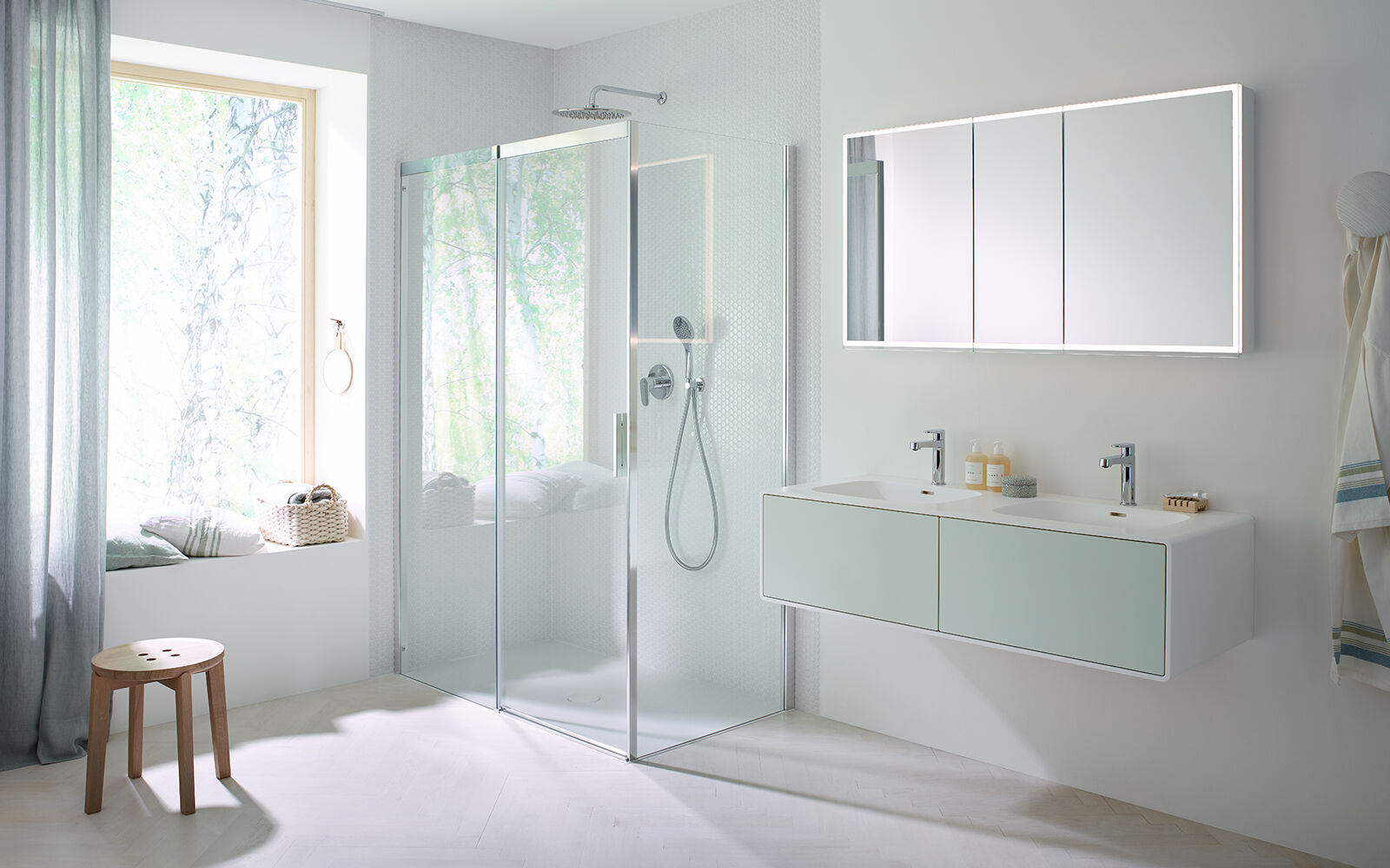 Mobili da bagno in verde lime, doccia con parete divisoria