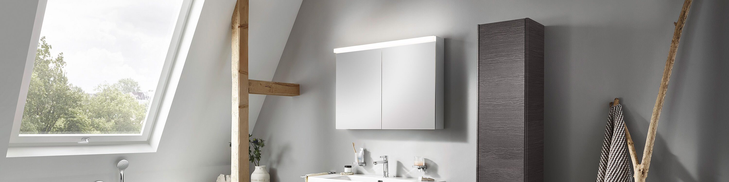 doppelt&uuml;ren spiegelschrank in modernem grauen badezimmer