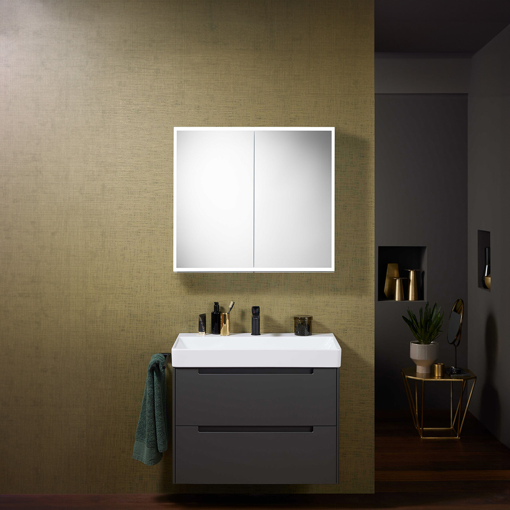 doppel spiegelschrank mit beleuchtung rundherum &uuml;ber schwarzem waschtischm&ouml;bel und gr&uuml;ner wand