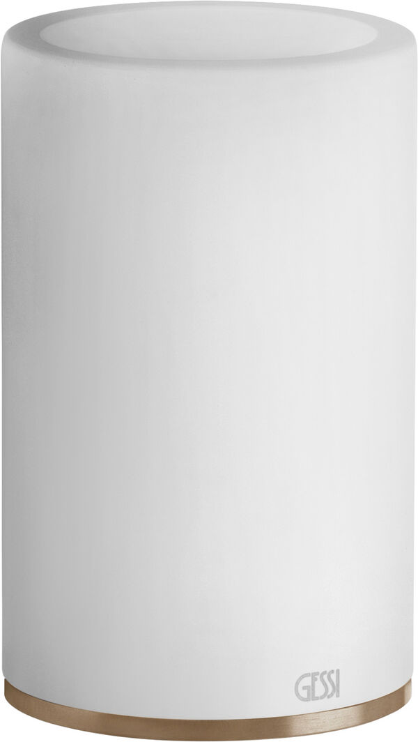 Portabicchiere Gessi 316, bicchiere in corian satinato bianco, modello d'appoggio image number 0